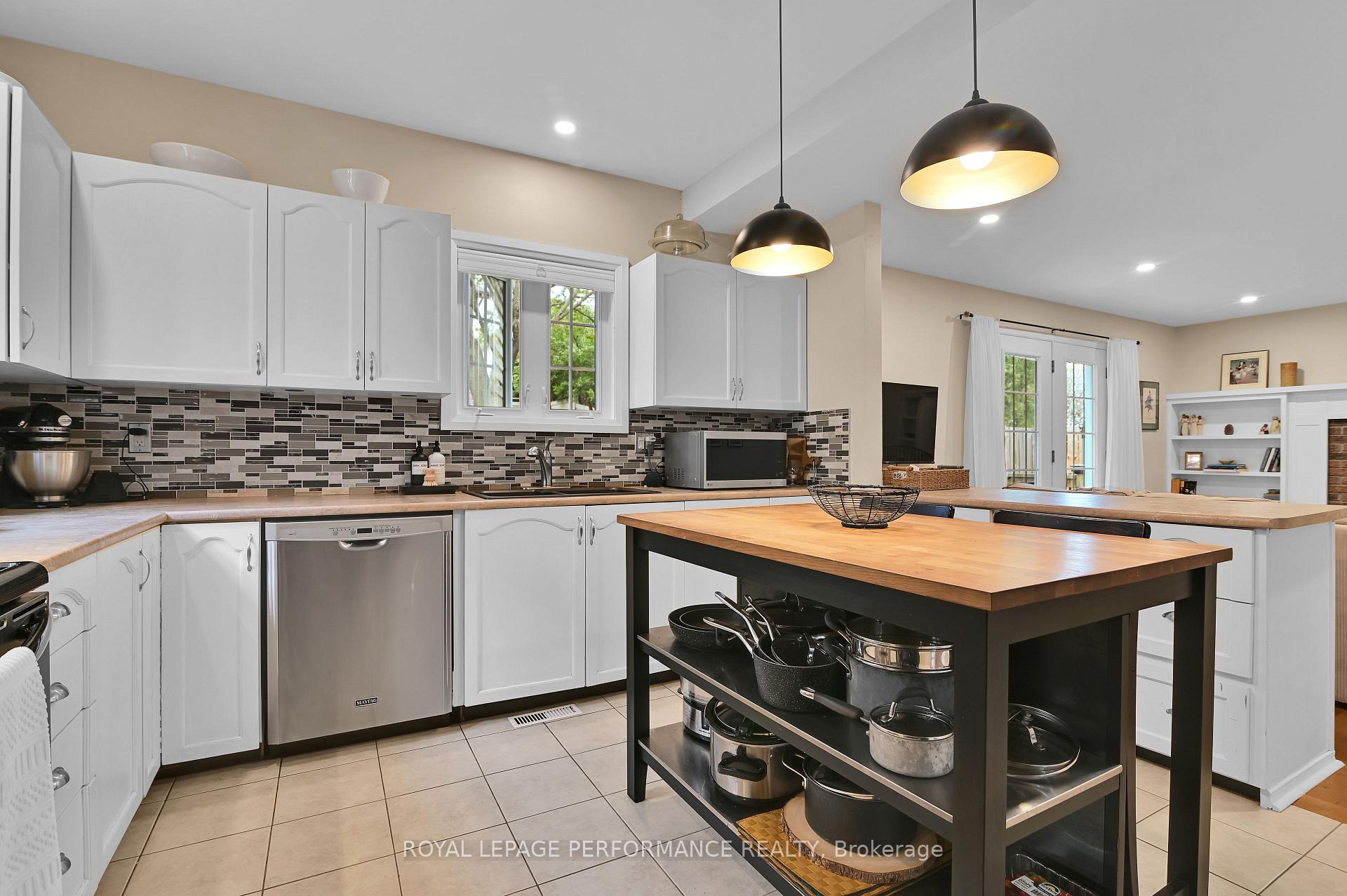 Photo 10 of 15 Avery Crescent, Ottawa, Barrhaven - On the Green — HOMEH