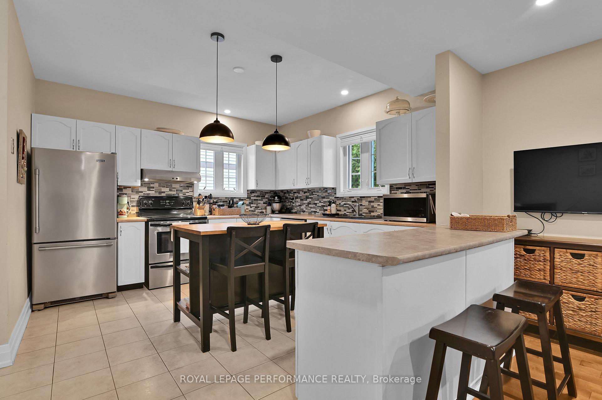Photo 12 of 15 Avery Crescent, Ottawa, Barrhaven - On the Green — HOMEH