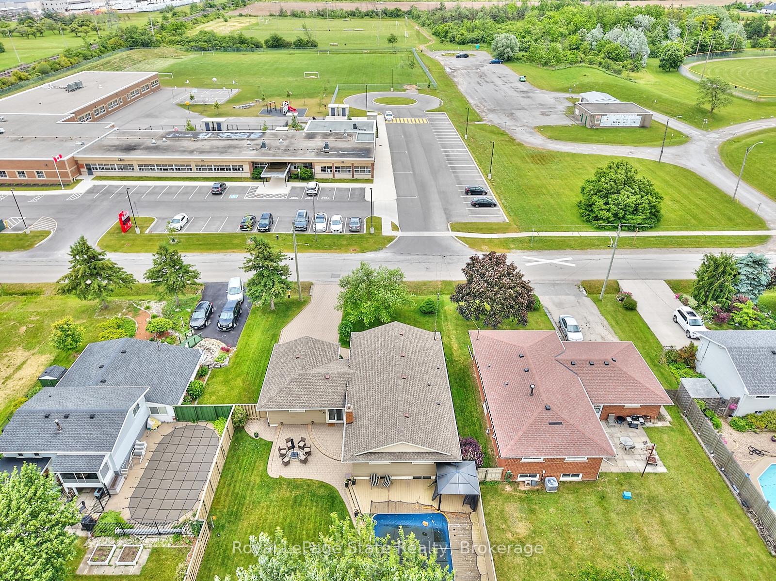 Photo 2 of 17 Oakes Road N, Grimsby, Grimsby West — HOMEH