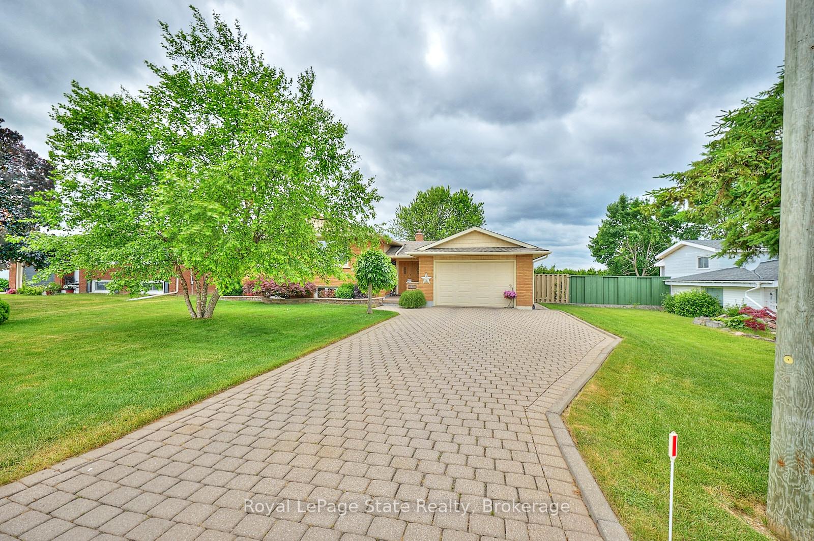 Photo 3 of 17 Oakes Road N, Grimsby, Grimsby West — HOMEH