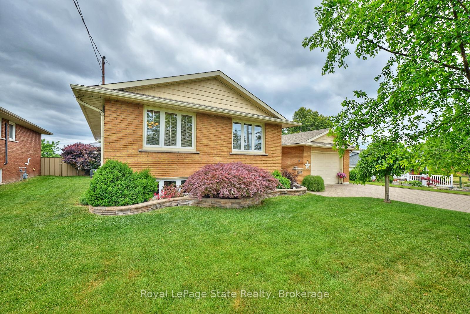 Photo 5 of 17 Oakes Road N, Grimsby, Grimsby West — HOMEH