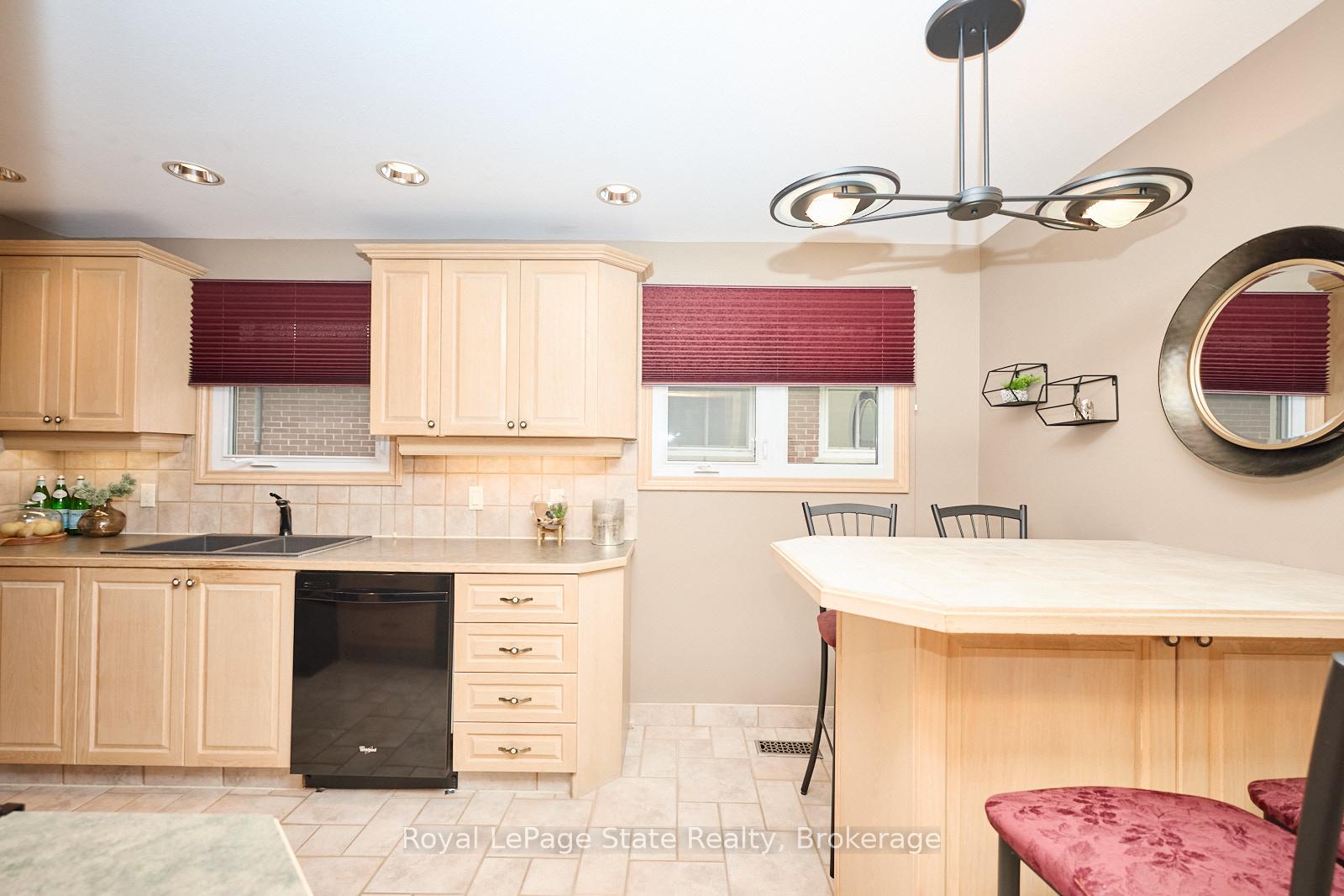 Photo 19 of 17 Oakes Road N, Grimsby, Grimsby West — HOMEH