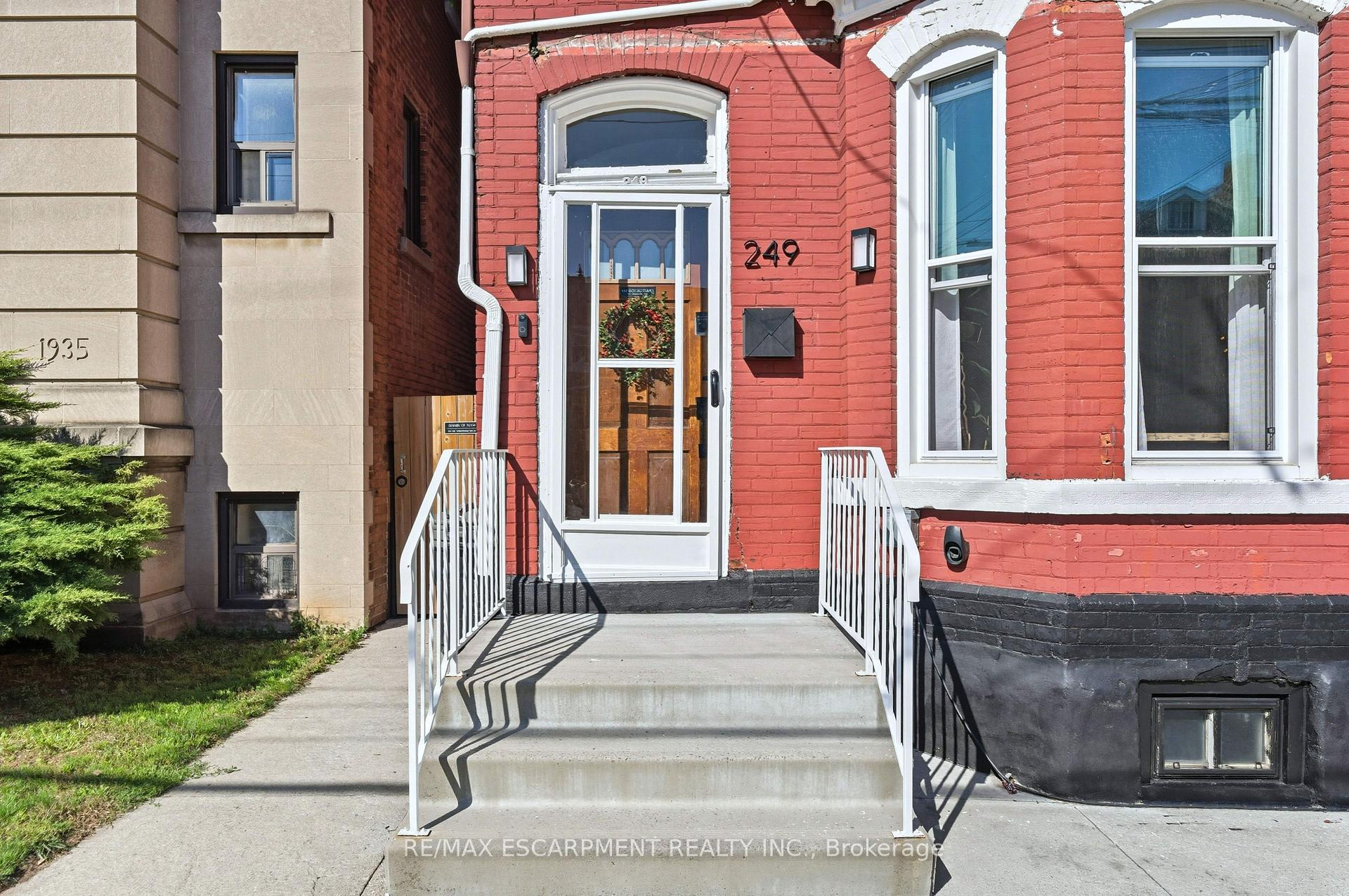 Photo 5 of 249 Bay Street N, Hamilton, Central — HOMEH