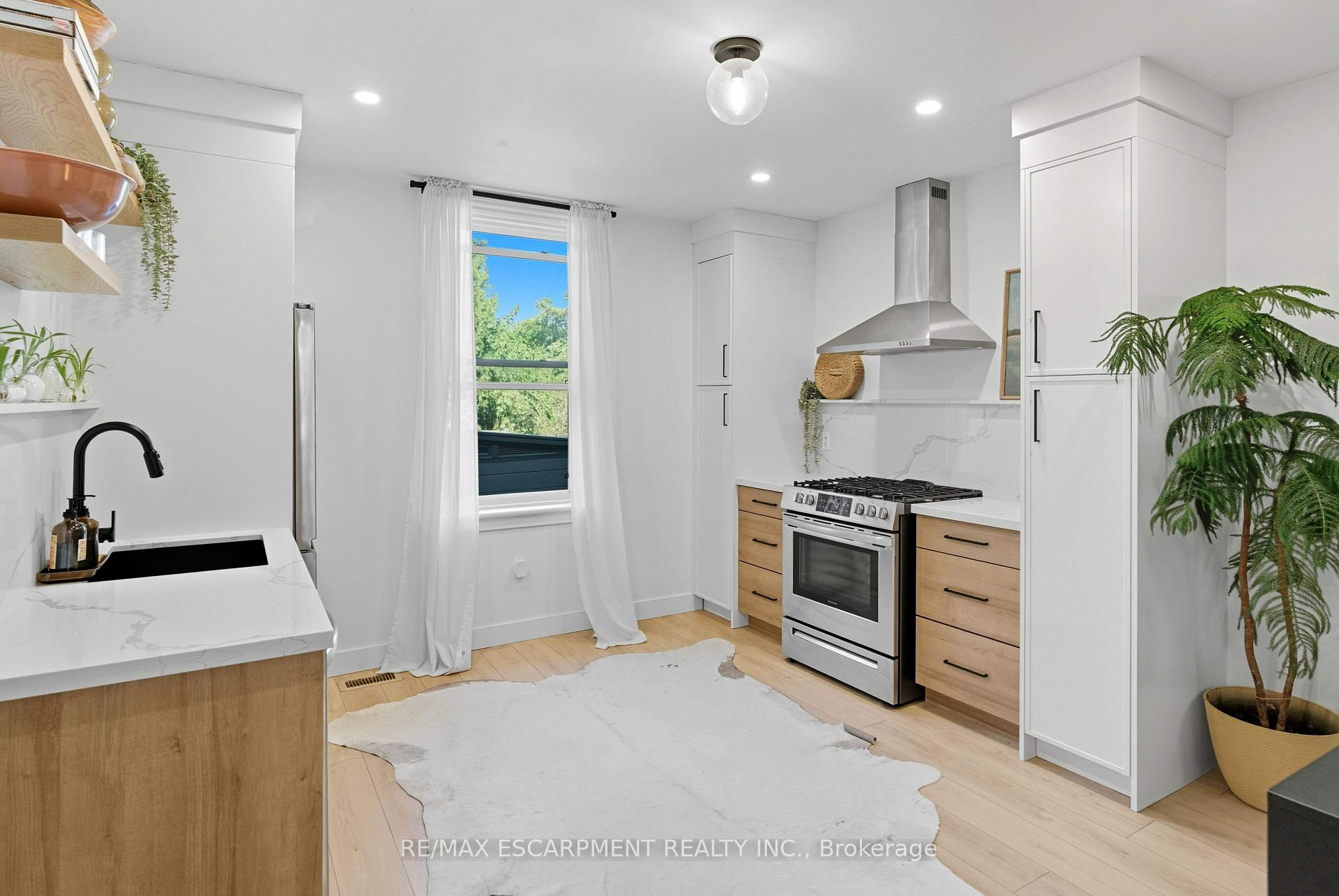 Photo 3 of 249 Bay Street N, Hamilton, Central — HOMEH