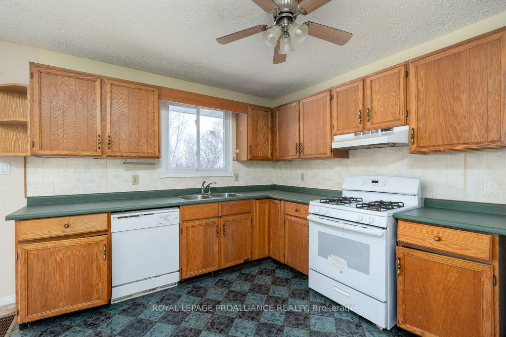 Photo 13 of 23 Ireland Drive, Quinte West, Trenton Ward — HOMEH
