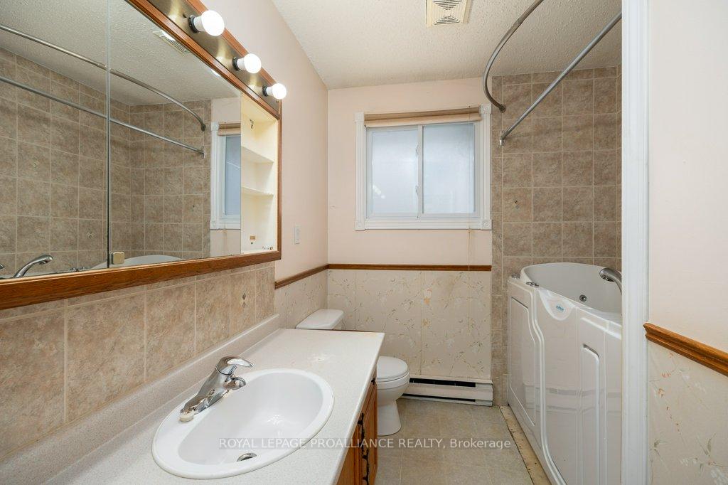 Photo 17 of 23 Ireland Drive, Quinte West, Trenton Ward — HOMEH