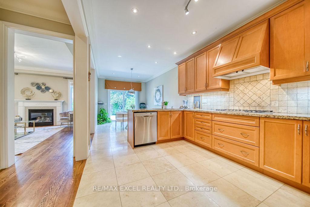 Photo 11 of 166 Townsgate Drive, Vaughan, Crestwood-Springfarm-Yorkhill — HOMEH