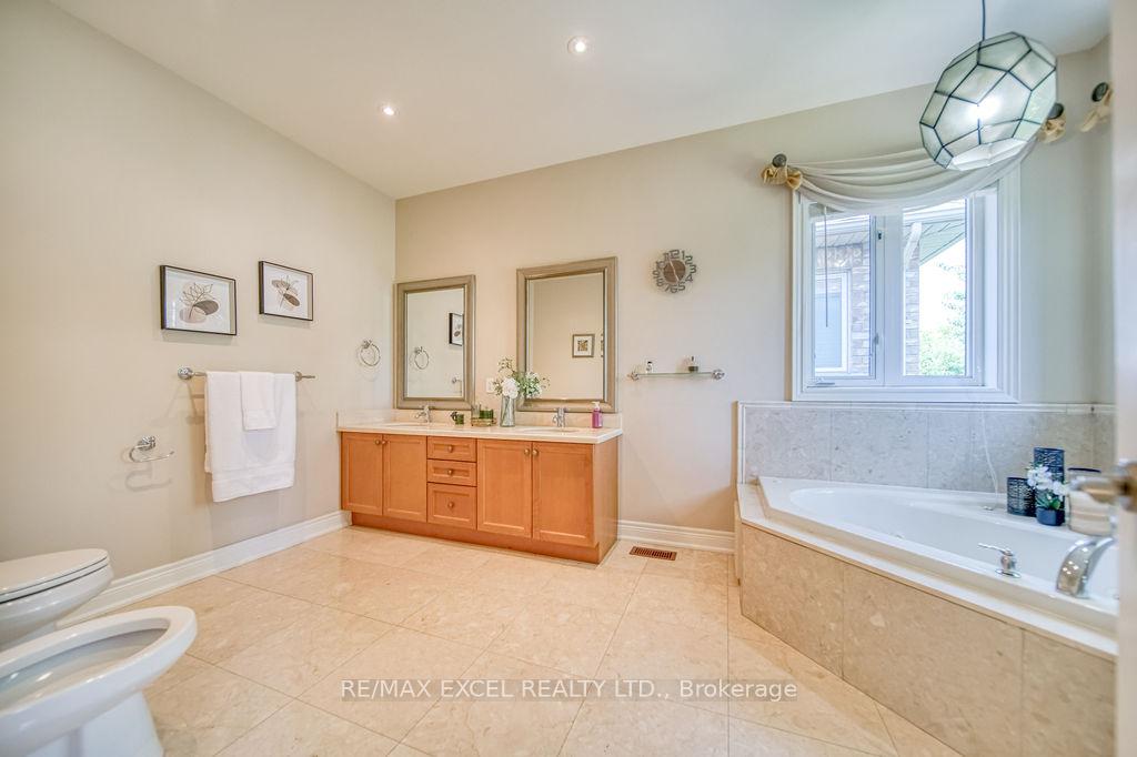 Photo 22 of 166 Townsgate Drive, Vaughan, Crestwood-Springfarm-Yorkhill — HOMEH
