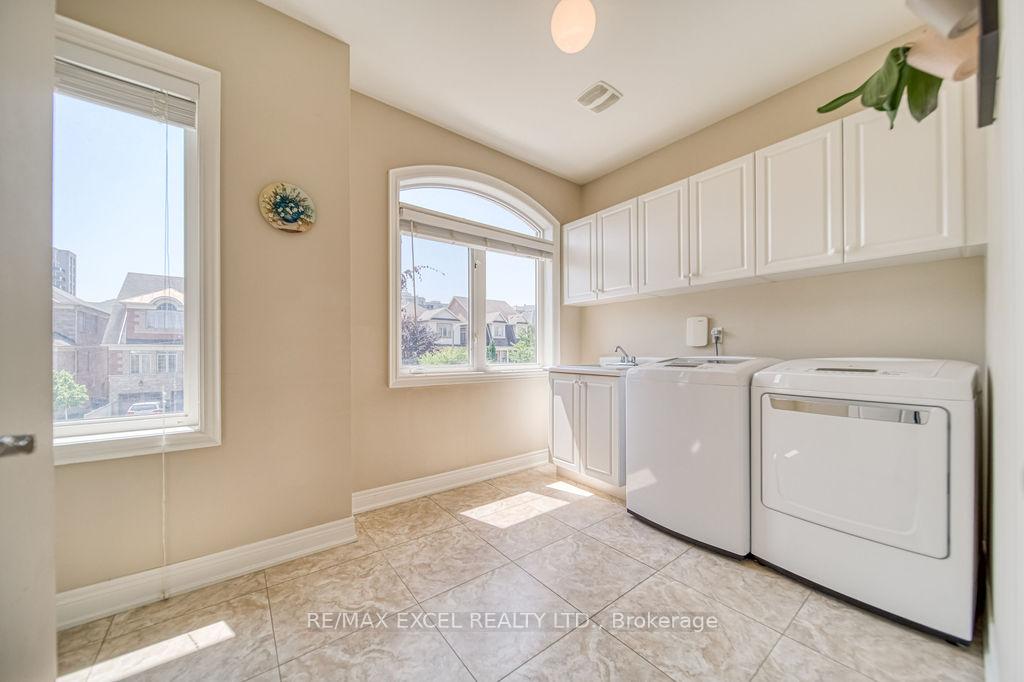 Photo 29 of 166 Townsgate Drive, Vaughan, Crestwood-Springfarm-Yorkhill — HOMEH