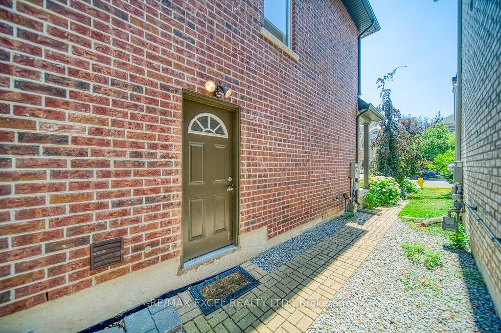 Photo 33 of 166 Townsgate Drive, Vaughan, Crestwood-Springfarm-Yorkhill — HOMEH