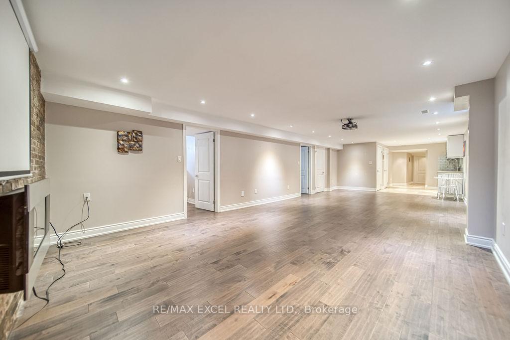 Photo 35 of 166 Townsgate Drive, Vaughan, Crestwood-Springfarm-Yorkhill — HOMEH