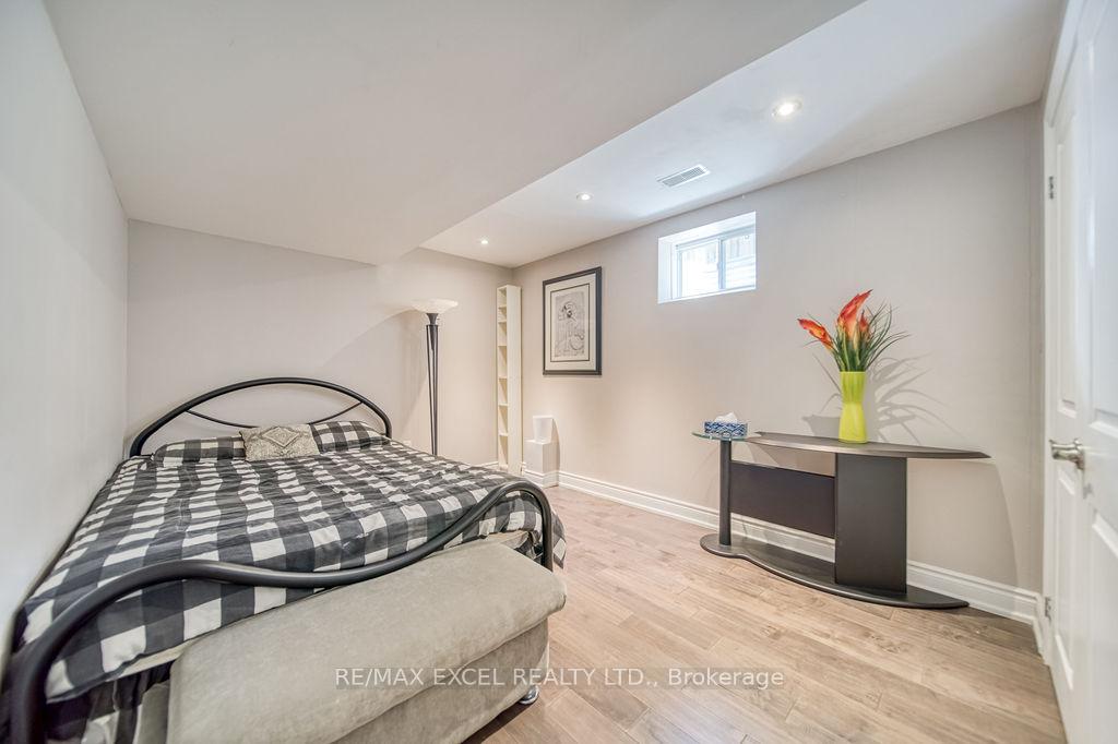 Photo 34 of 166 Townsgate Drive, Vaughan, Crestwood-Springfarm-Yorkhill — HOMEH