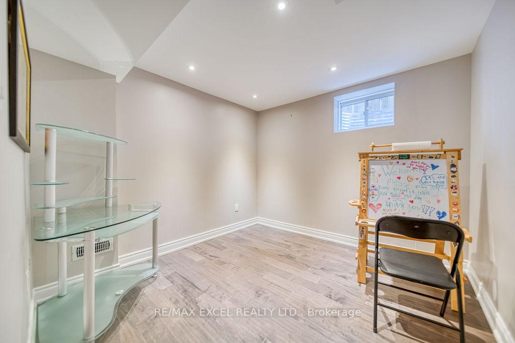 Photo 37 of 166 Townsgate Drive, Vaughan, Crestwood-Springfarm-Yorkhill — HOMEH