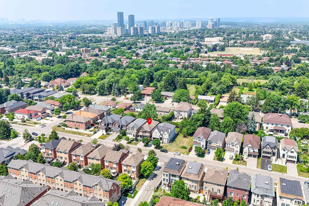 Photo 45 of 166 Townsgate Drive, Vaughan, Crestwood-Springfarm-Yorkhill — HOMEH