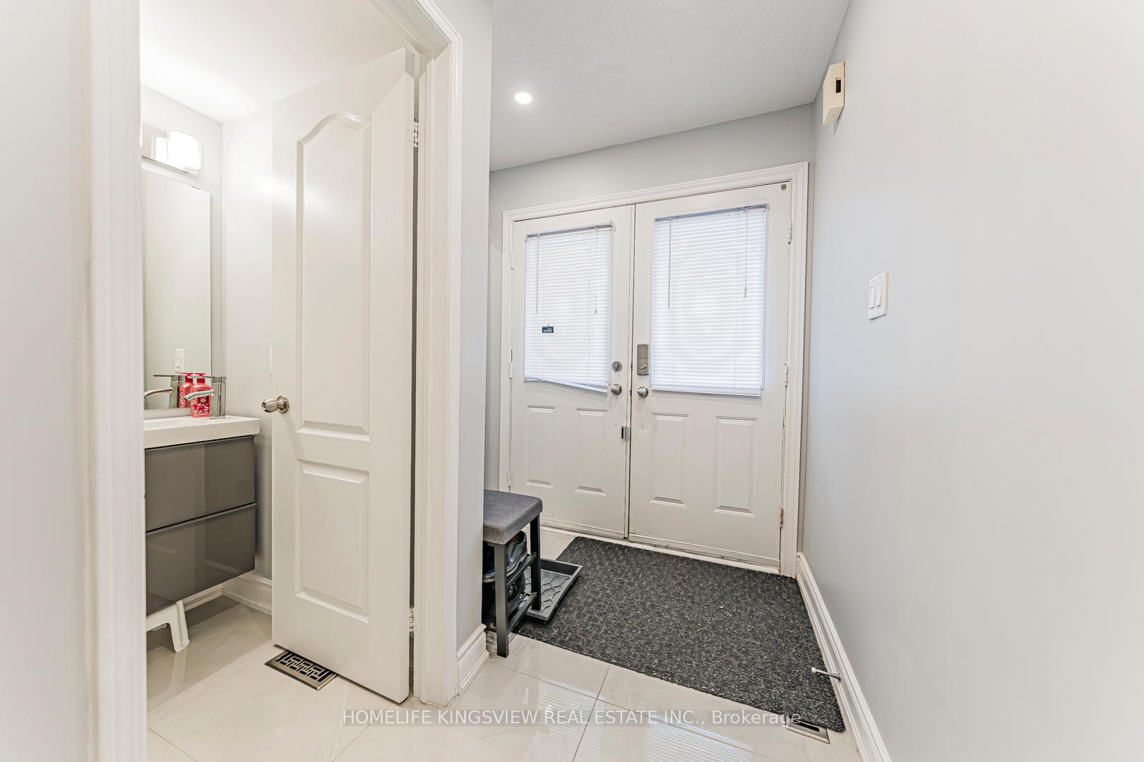 Photo 5 of 80 Giancola Crescent, Vaughan, Maple — HOMEH