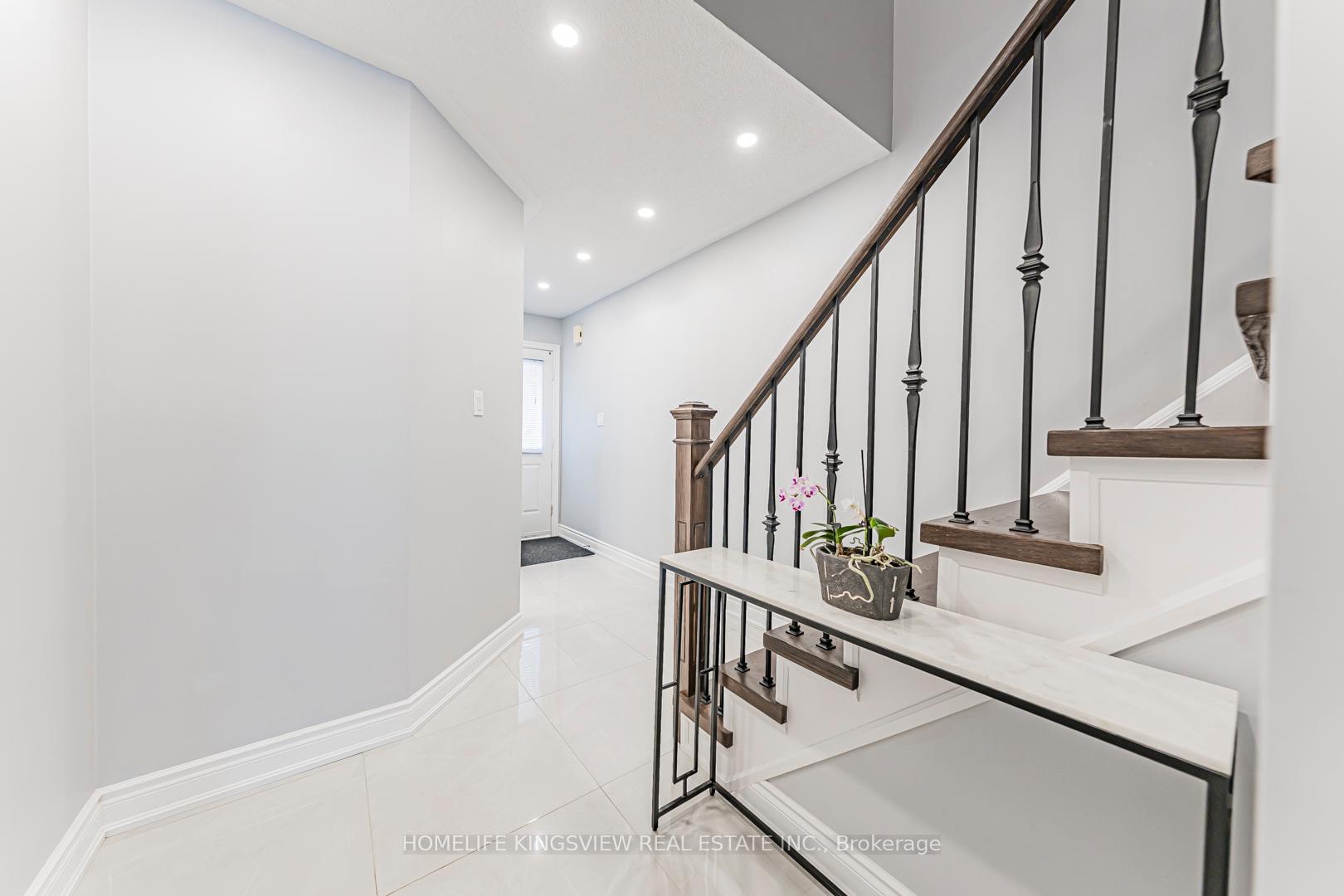 Photo 12 of 80 Giancola Crescent, Vaughan, Maple — HOMEH