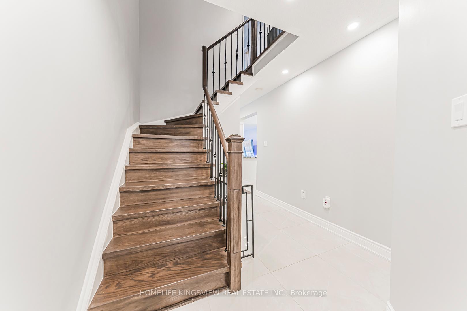 Photo 6 of 80 Giancola Crescent, Vaughan, Maple — HOMEH