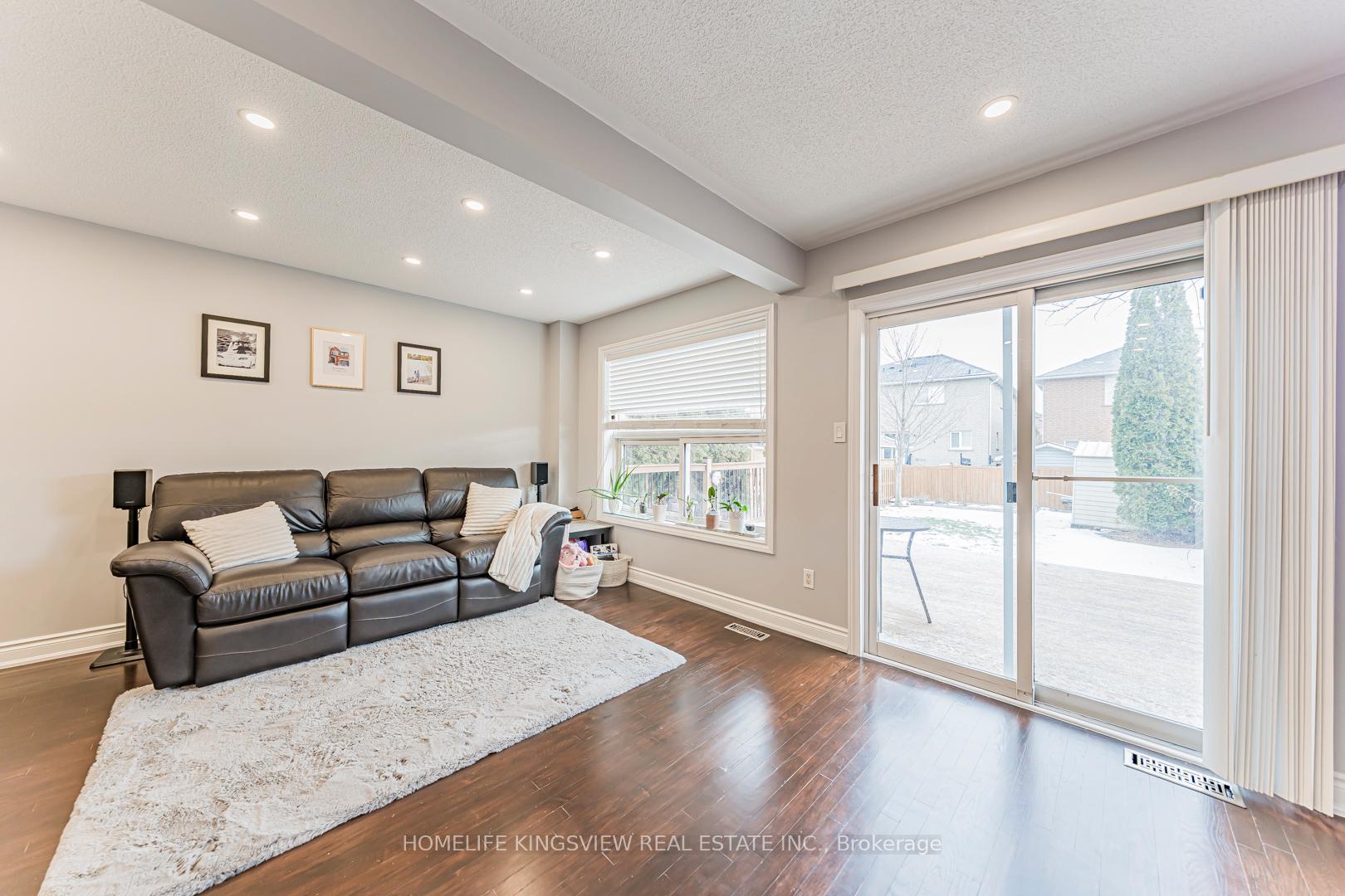 Photo 21 of 80 Giancola Crescent, Vaughan, Maple — HOMEH