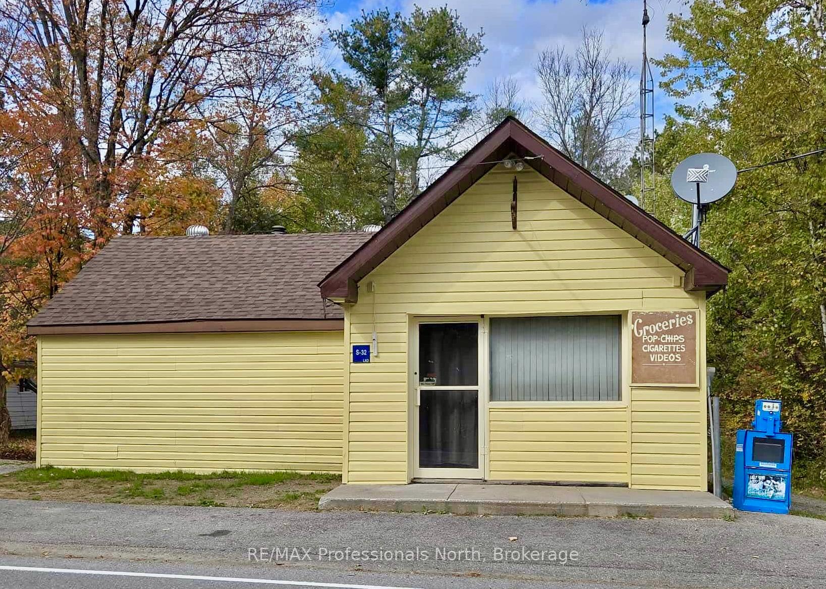 Front of 1281 Kashagawigamog Lake Road