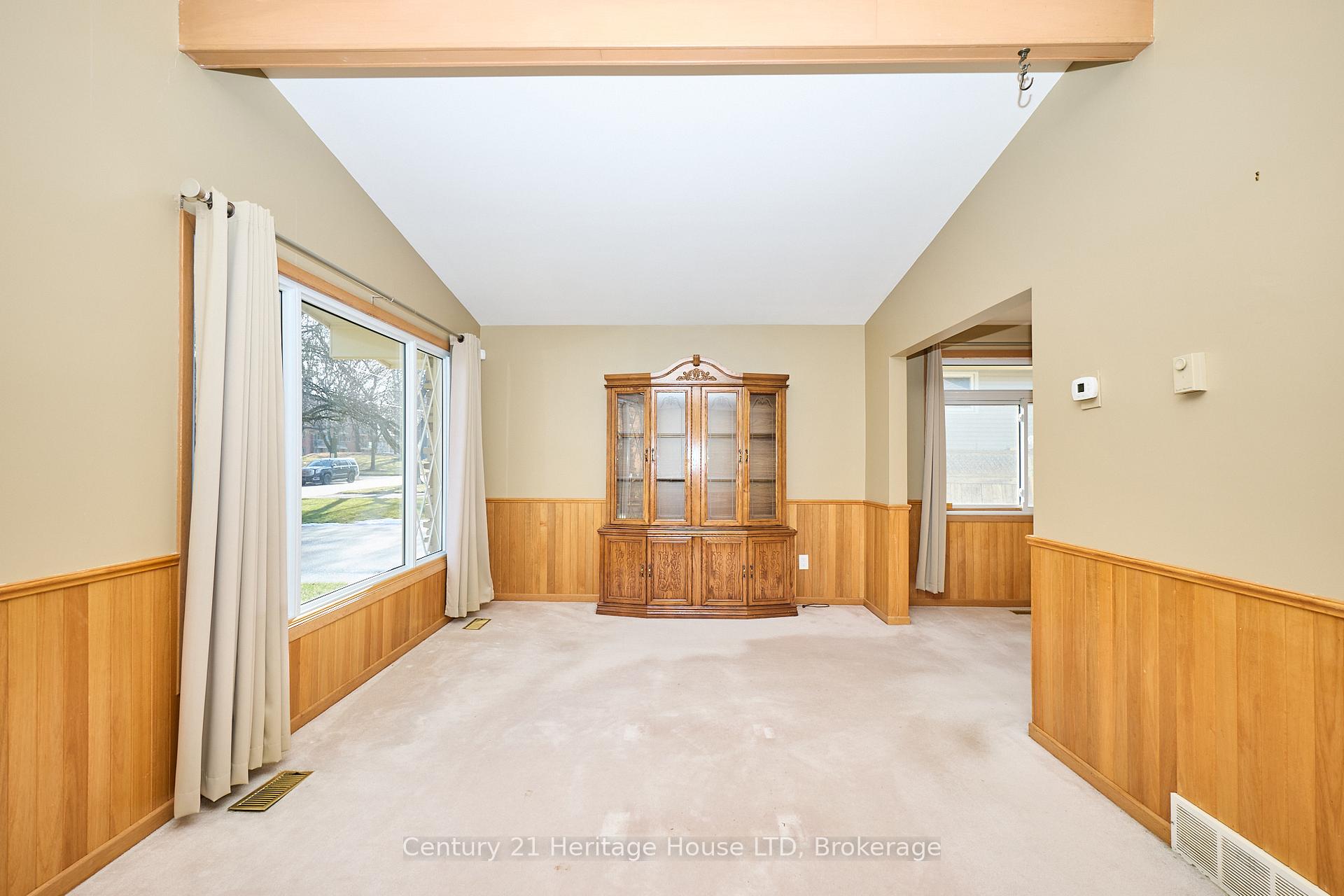 Photo 2 of 55 Windward Street, St. Catharines, Carlton/Bunting — HOMEH