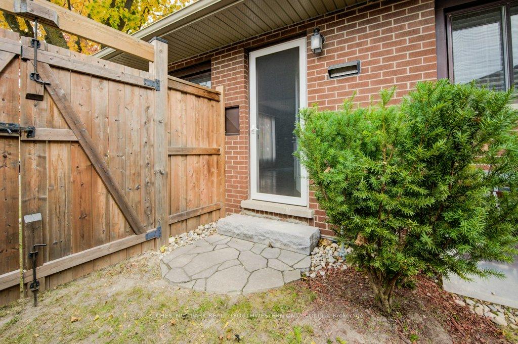 Photo 33 of 48 Hickson Drive, Kitchener — HOMEH