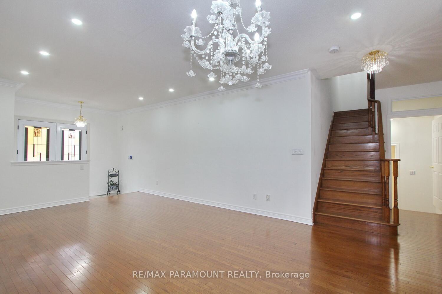 Photo 2 of 21 Frobischer Drive, Brampton, Sandringham-Wellington — HOMEH