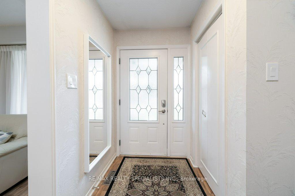 Photo 4 of 2470 Cobbinshaw Circle, Mississauga, Meadowvale — HOMEH