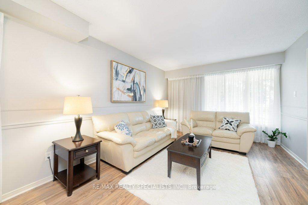 Photo 5 of 2470 Cobbinshaw Circle, Mississauga, Meadowvale — HOMEH