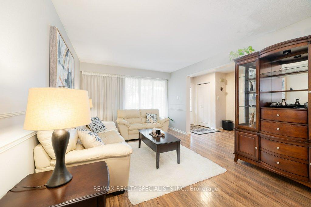 Photo 6 of 2470 Cobbinshaw Circle, Mississauga, Meadowvale — HOMEH