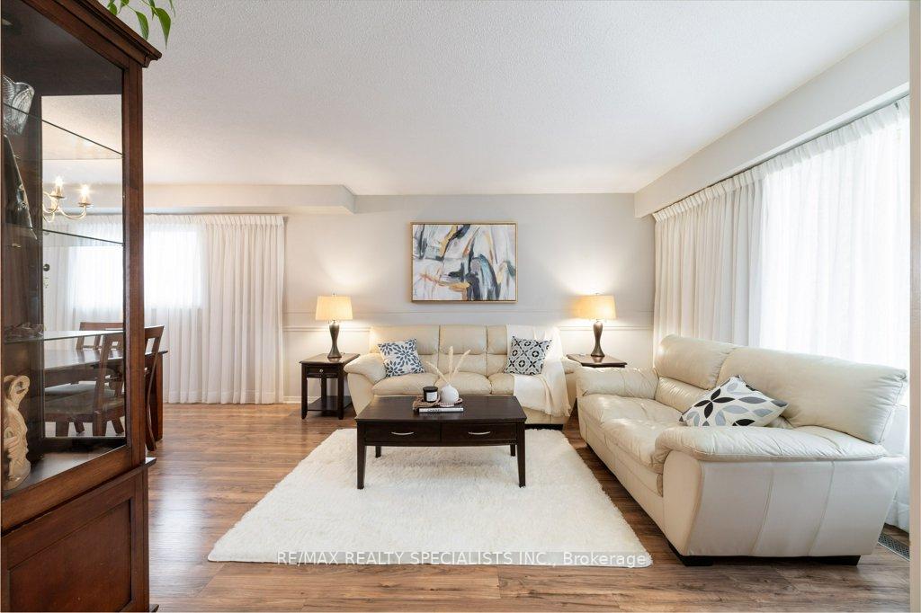 Photo 7 of 2470 Cobbinshaw Circle, Mississauga, Meadowvale — HOMEH