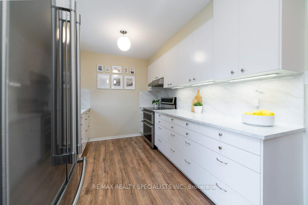 Photo 10 of 2470 Cobbinshaw Circle, Mississauga, Meadowvale — HOMEH