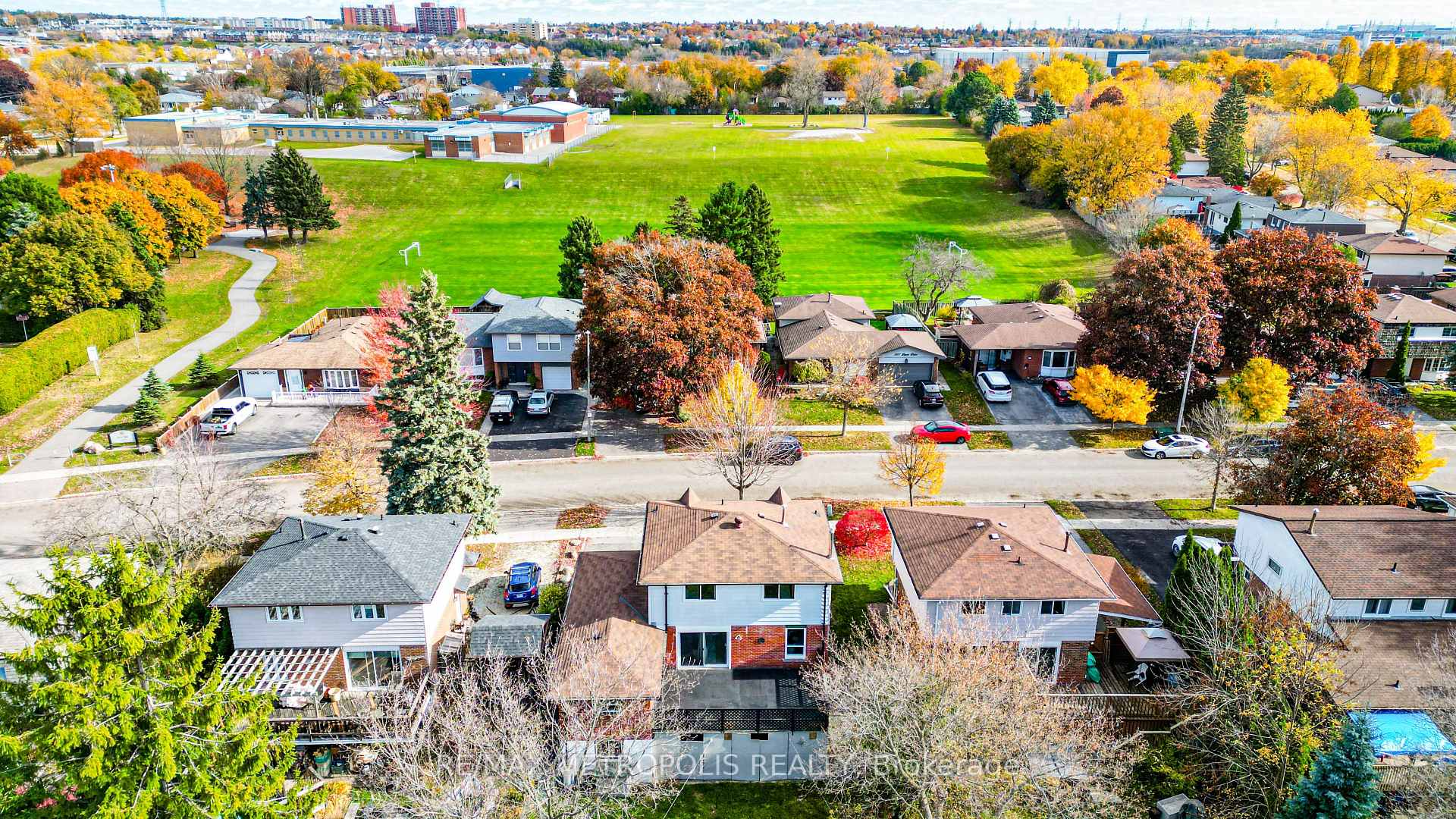Photo 4 of 306 Lupin Drive, Whitby, Downtown Whitby — HOMEH