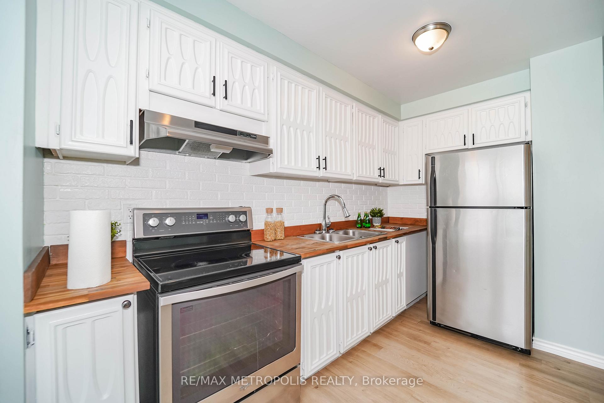 Photo 11 of 306 Lupin Drive, Whitby, Downtown Whitby — HOMEH