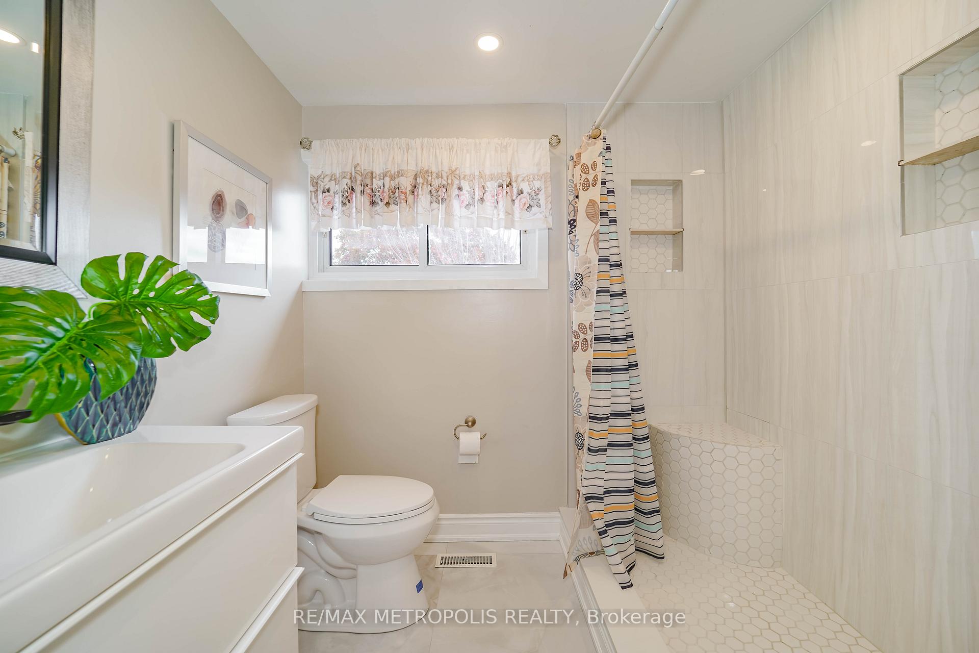 Photo 31 of 306 Lupin Drive, Whitby, Downtown Whitby — HOMEH