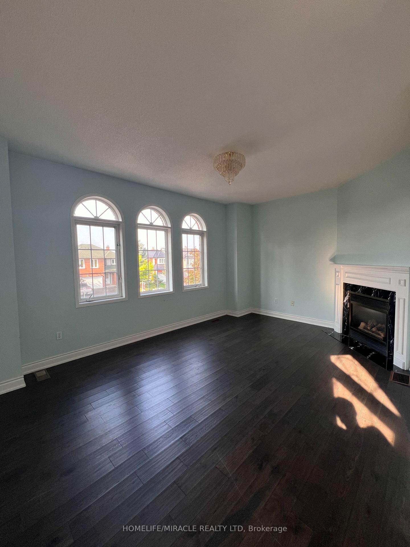 Photo 6 of 245 Fernforest Drive, Brampton, Sandringham-Wellington — HOMEH