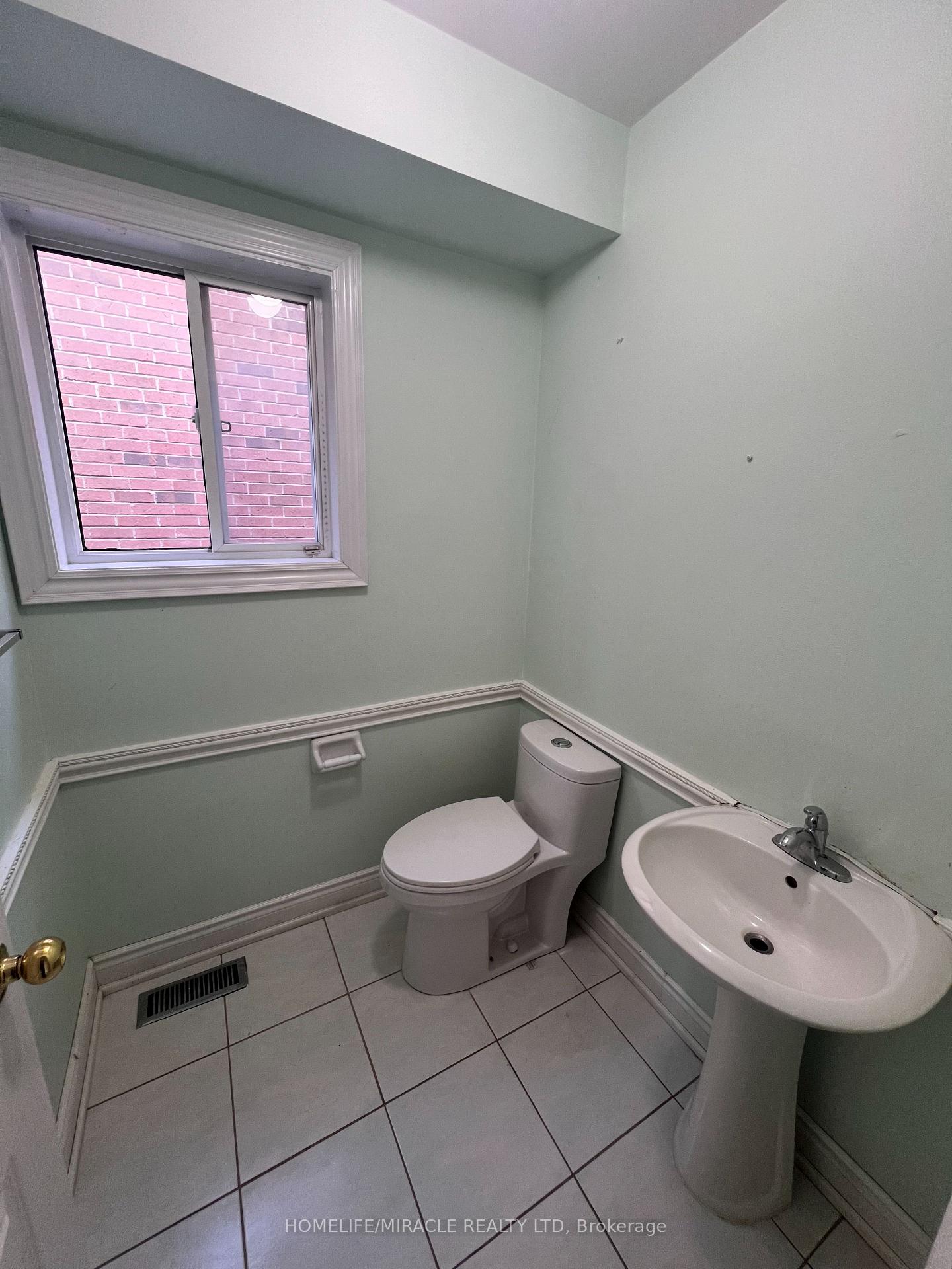 Photo 7 of 245 Fernforest Drive, Brampton, Sandringham-Wellington — HOMEH