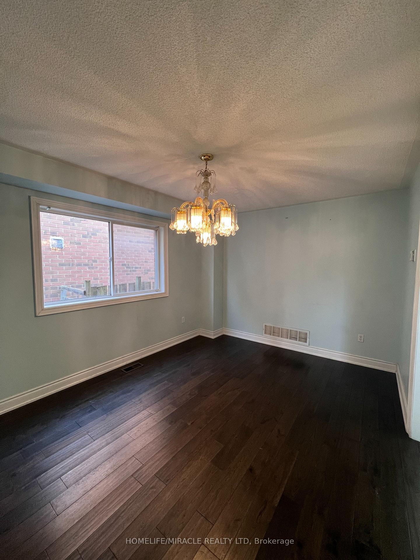Photo 11 of 245 Fernforest Drive, Brampton, Sandringham-Wellington — HOMEH