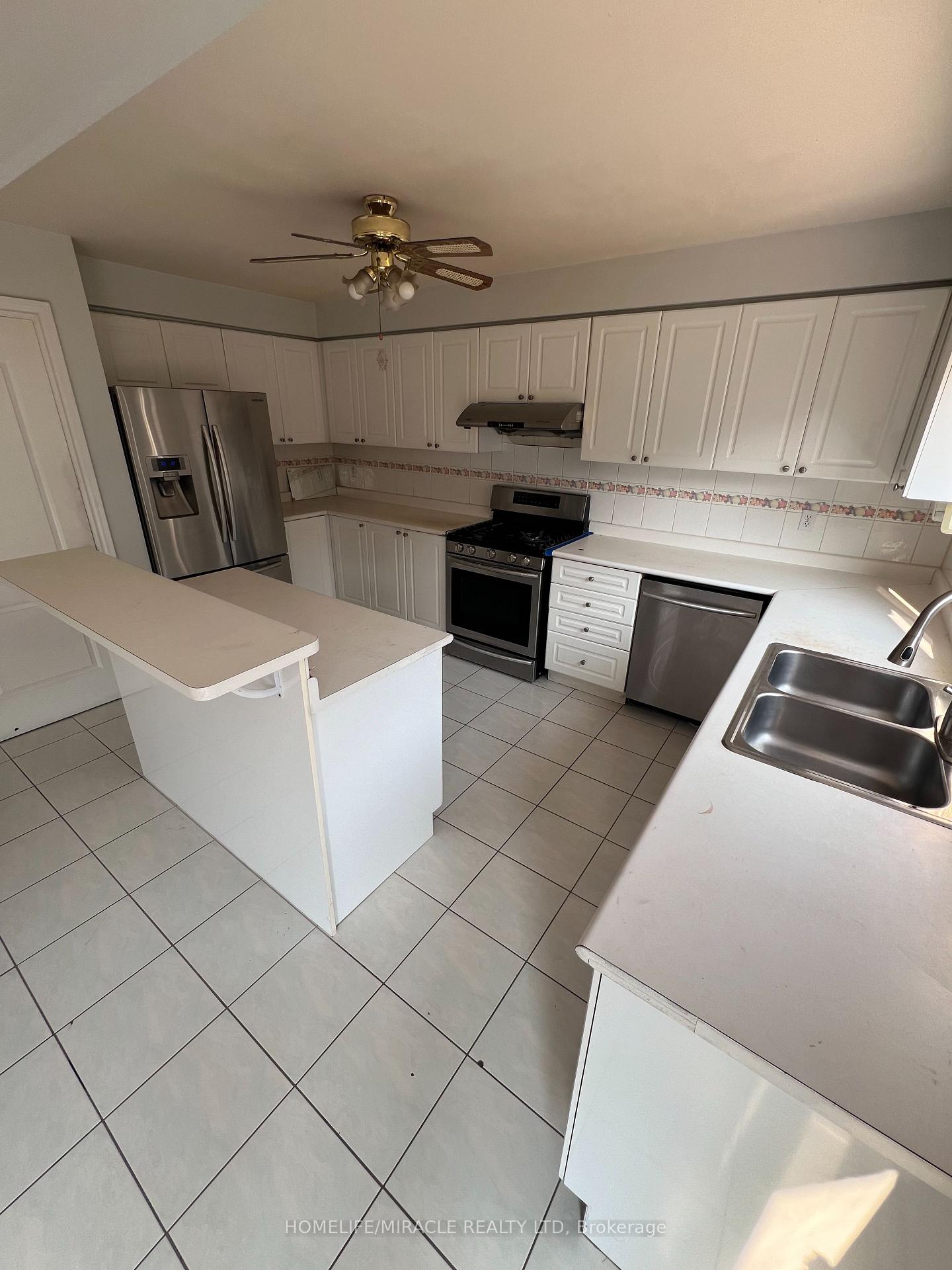 Photo 12 of 245 Fernforest Drive, Brampton, Sandringham-Wellington — HOMEH