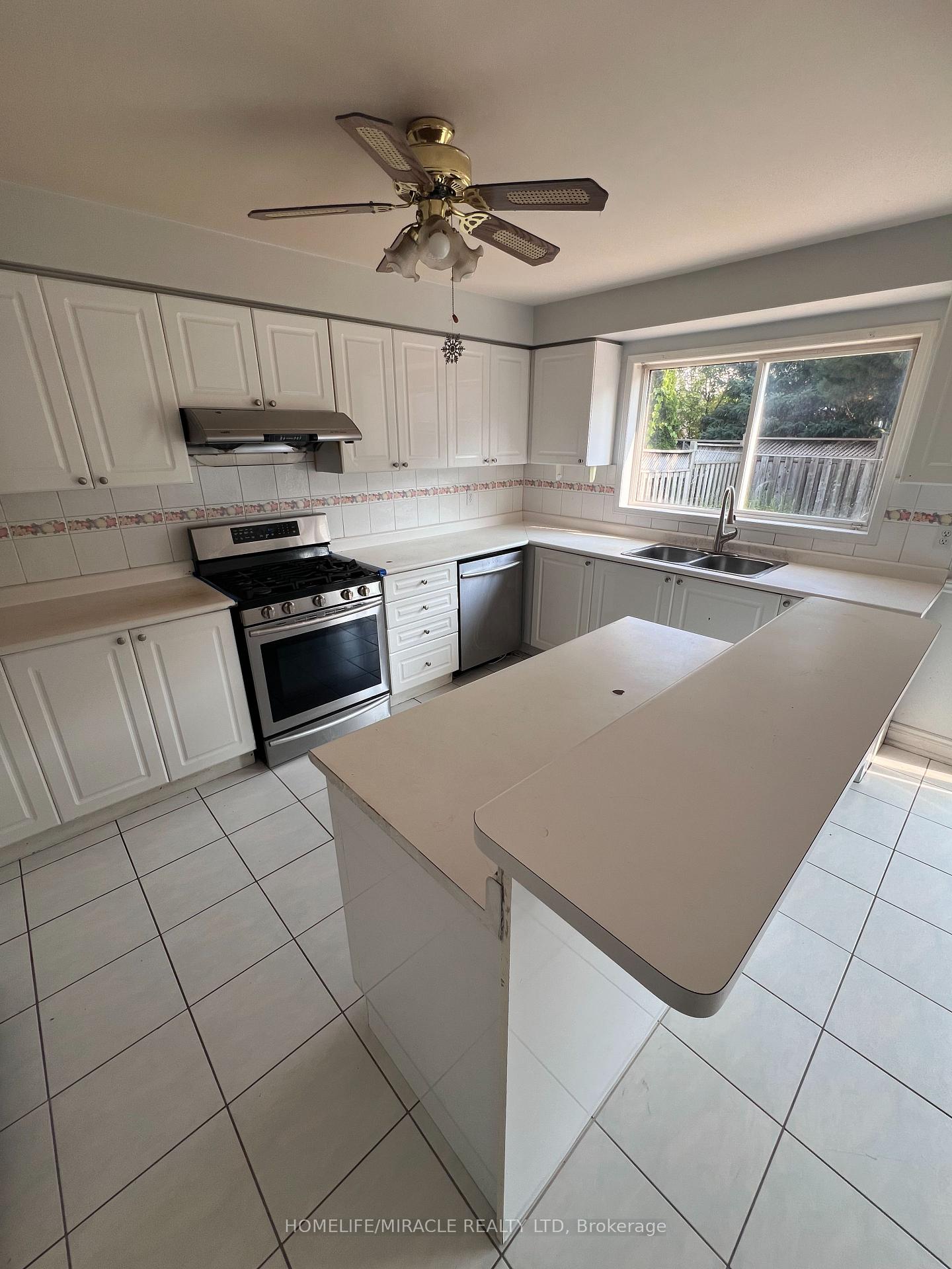 Photo 13 of 245 Fernforest Drive, Brampton, Sandringham-Wellington — HOMEH