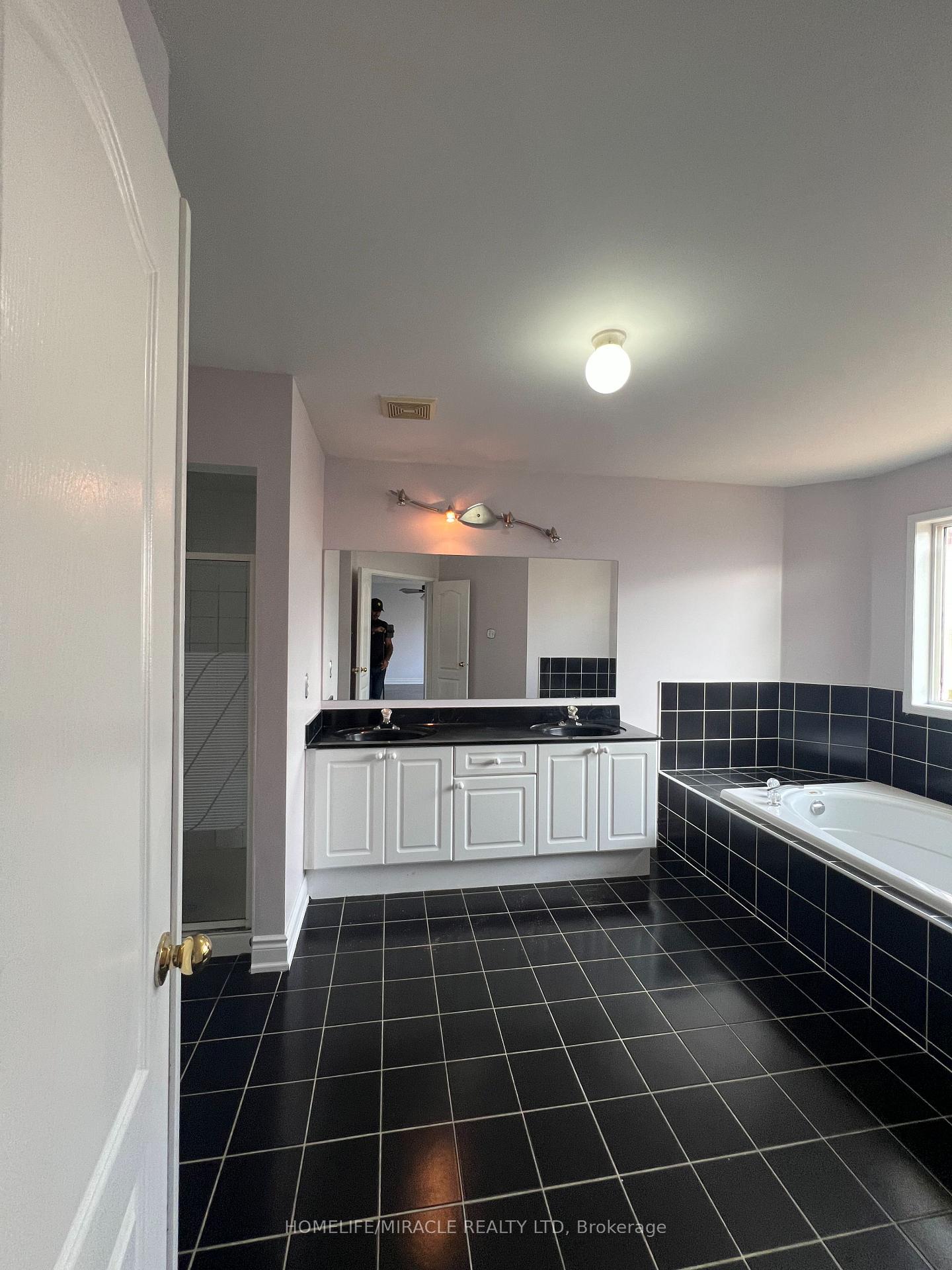 Photo 19 of 245 Fernforest Drive, Brampton, Sandringham-Wellington — HOMEH