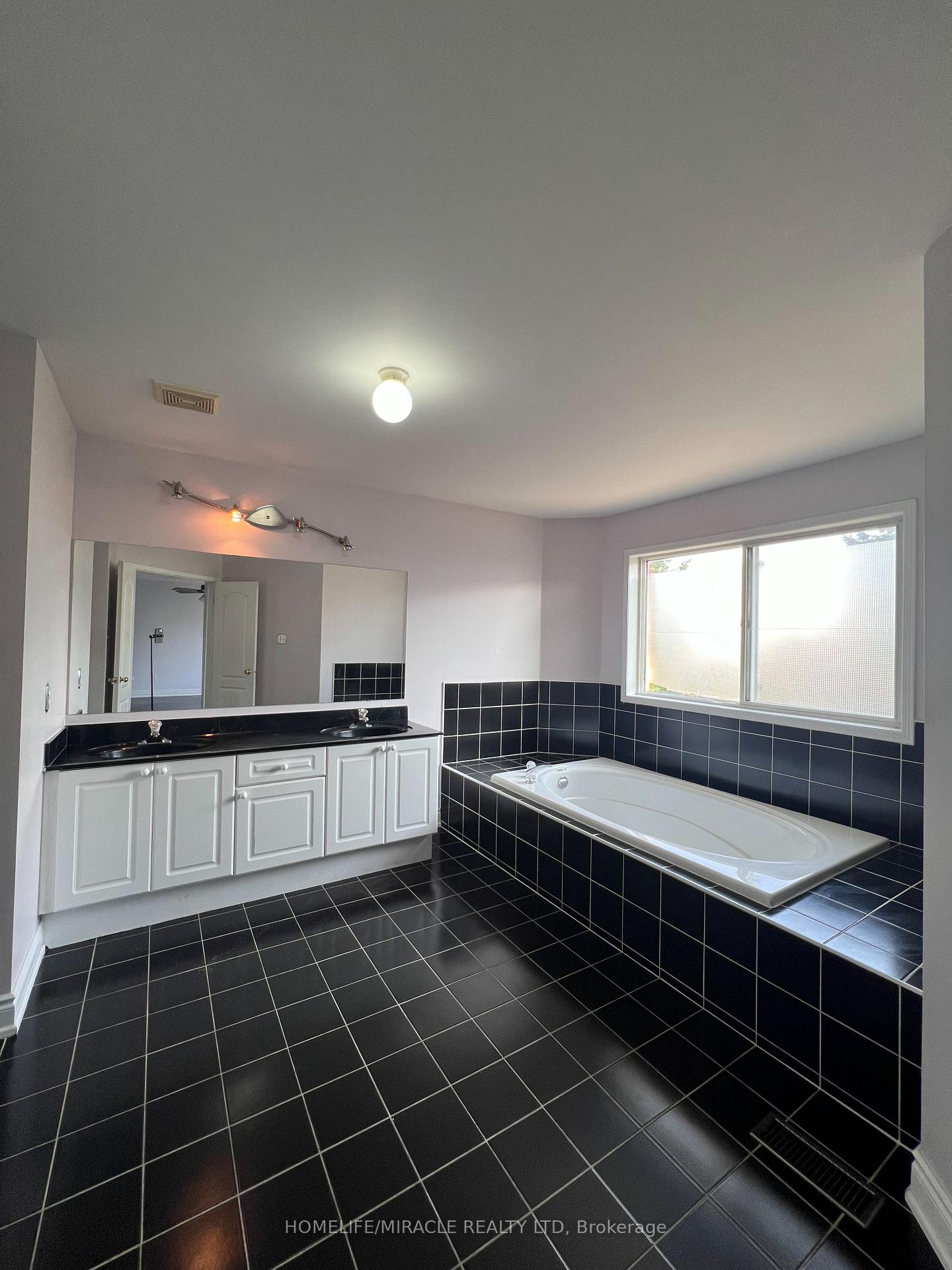 Photo 21 of 245 Fernforest Drive, Brampton, Sandringham-Wellington — HOMEH