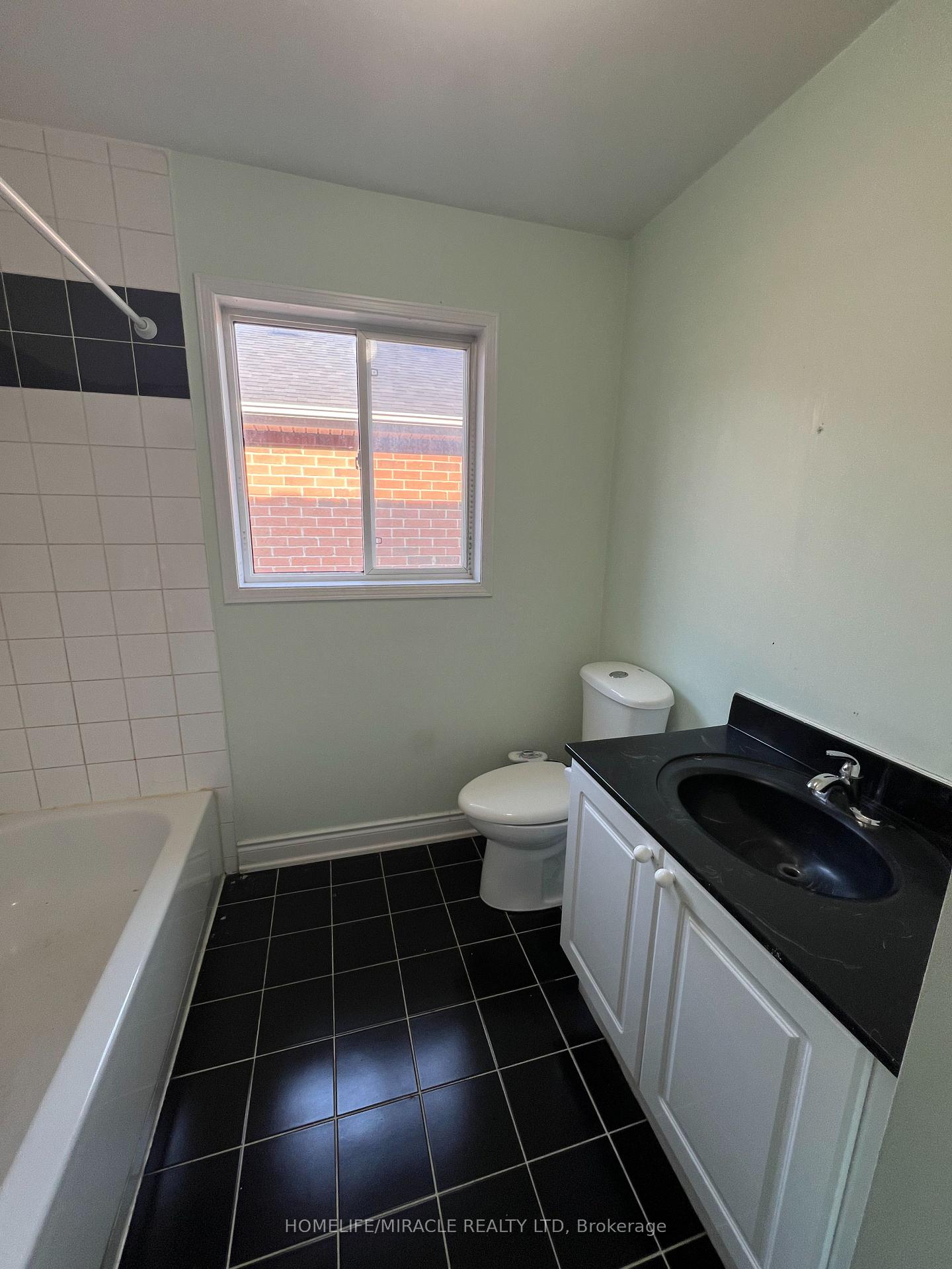 Photo 24 of 245 Fernforest Drive, Brampton, Sandringham-Wellington — HOMEH