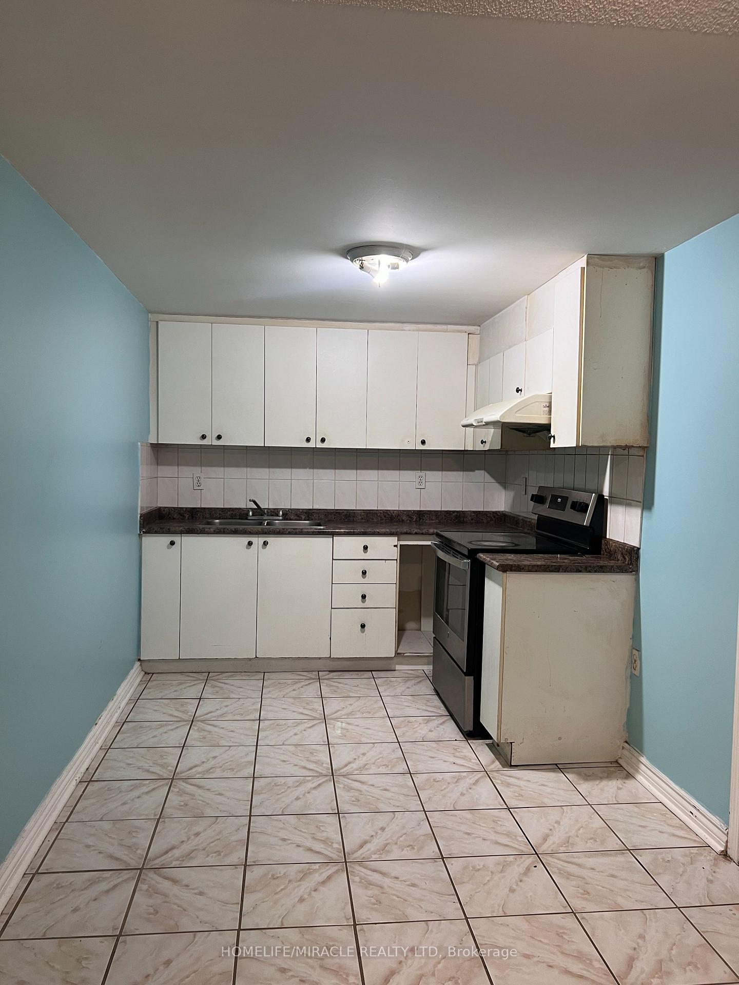 Photo 30 of 245 Fernforest Drive, Brampton, Sandringham-Wellington — HOMEH