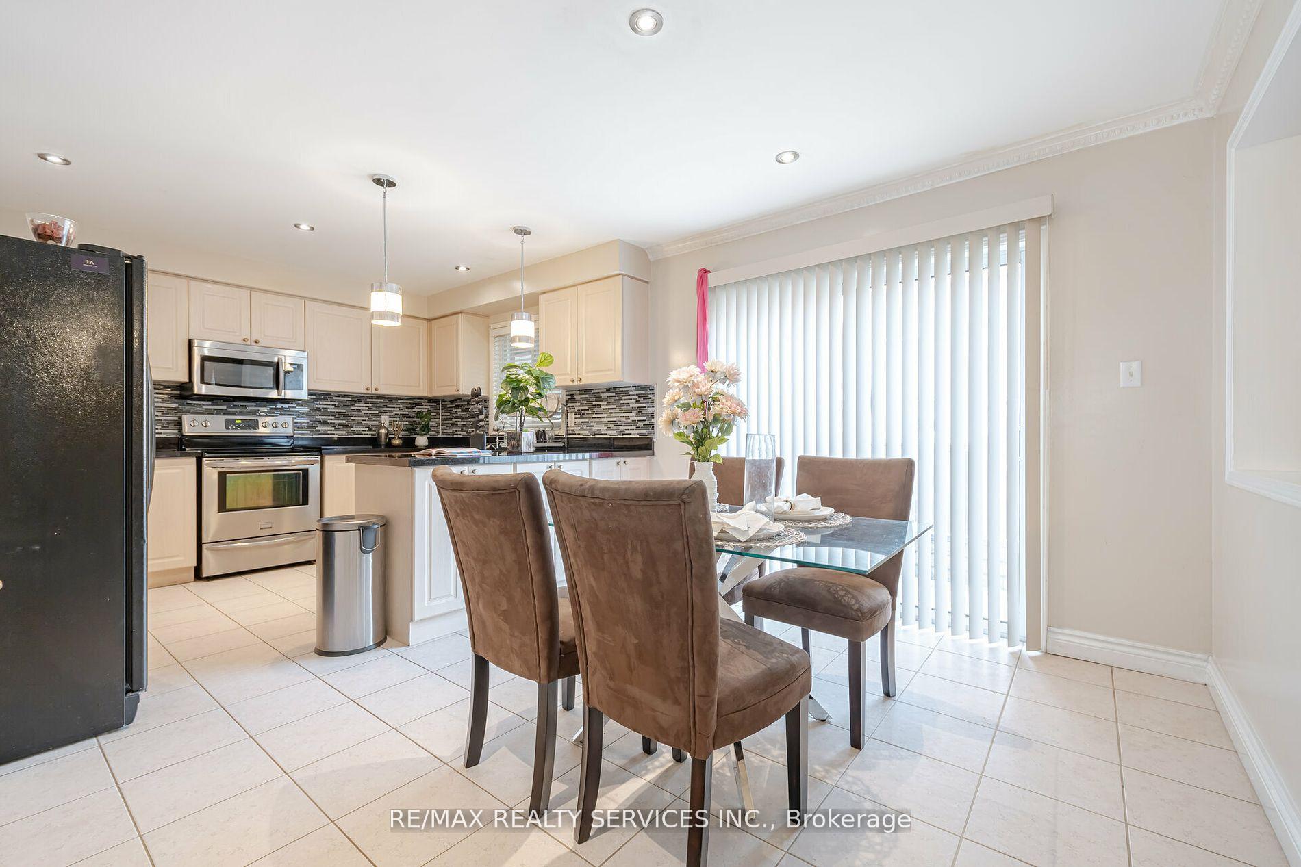 Photo 9 of 38 Sams Crescent, Brampton, Fletcher's Meadow — HOMEH