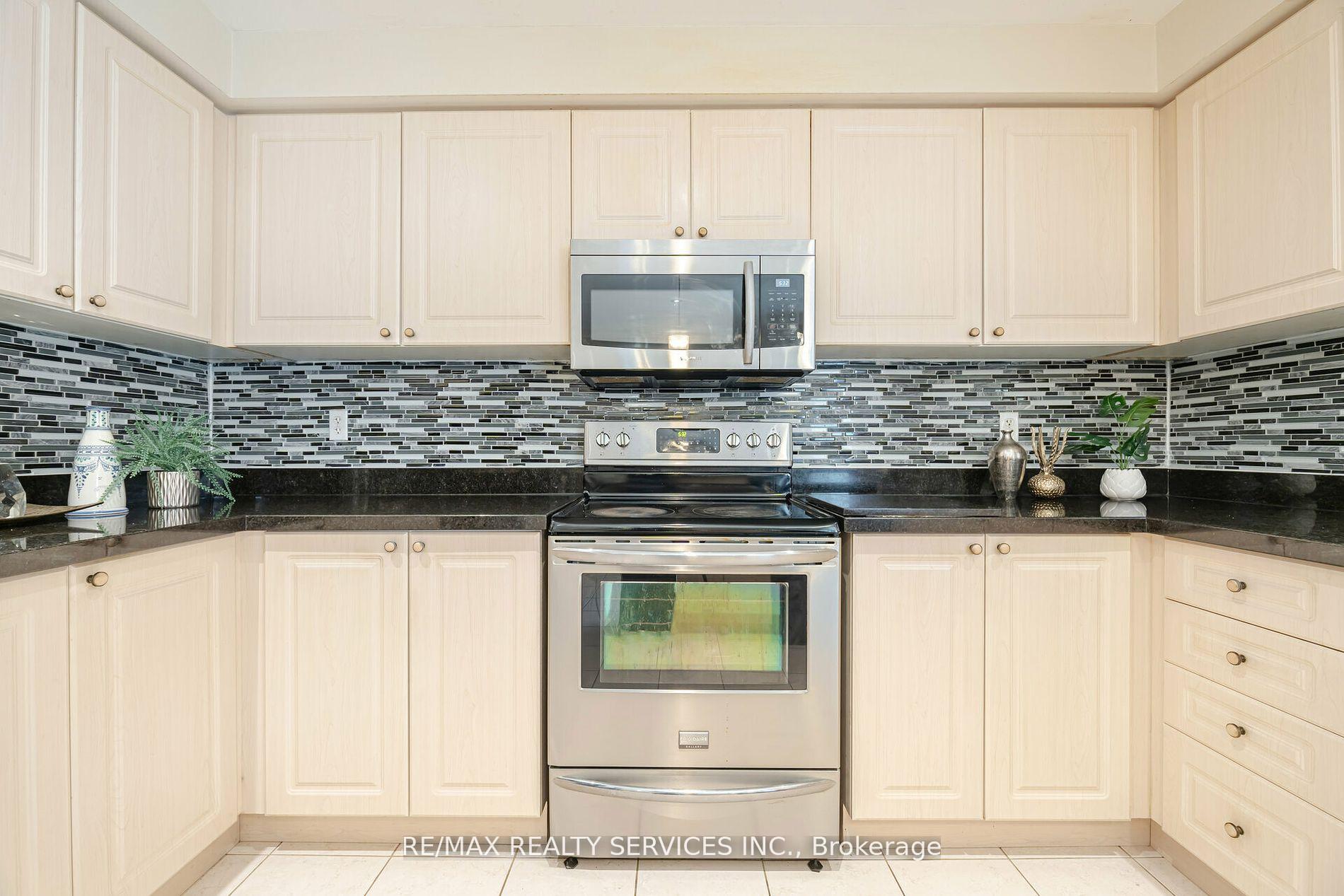 Photo 10 of 38 Sams Crescent, Brampton, Fletcher's Meadow — HOMEH