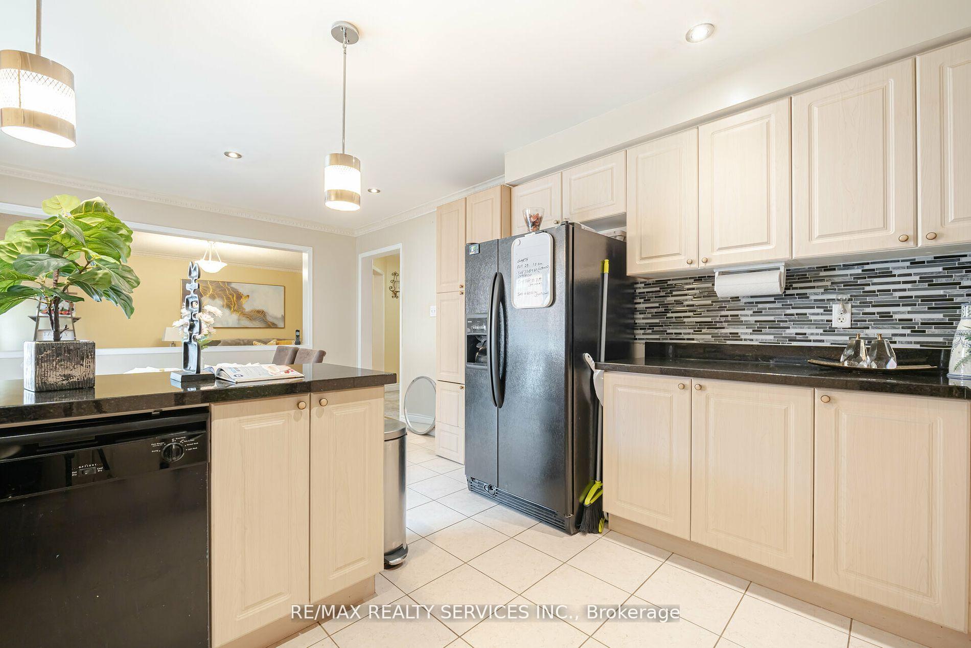 Photo 15 of 38 Sams Crescent, Brampton, Fletcher's Meadow — HOMEH