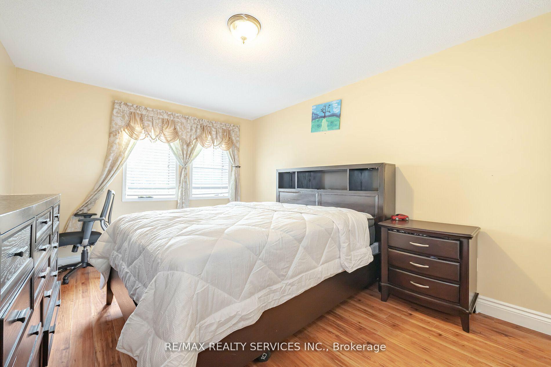 Photo 24 of 38 Sams Crescent, Brampton, Fletcher's Meadow — HOMEH