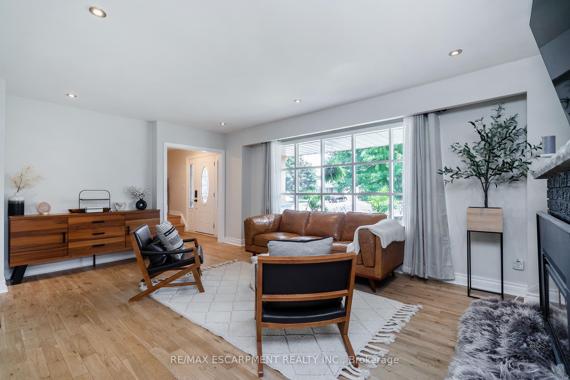 Photo 2 of 858 Fernhill Boulevard N, Oshawa, Northglen — HOMEH