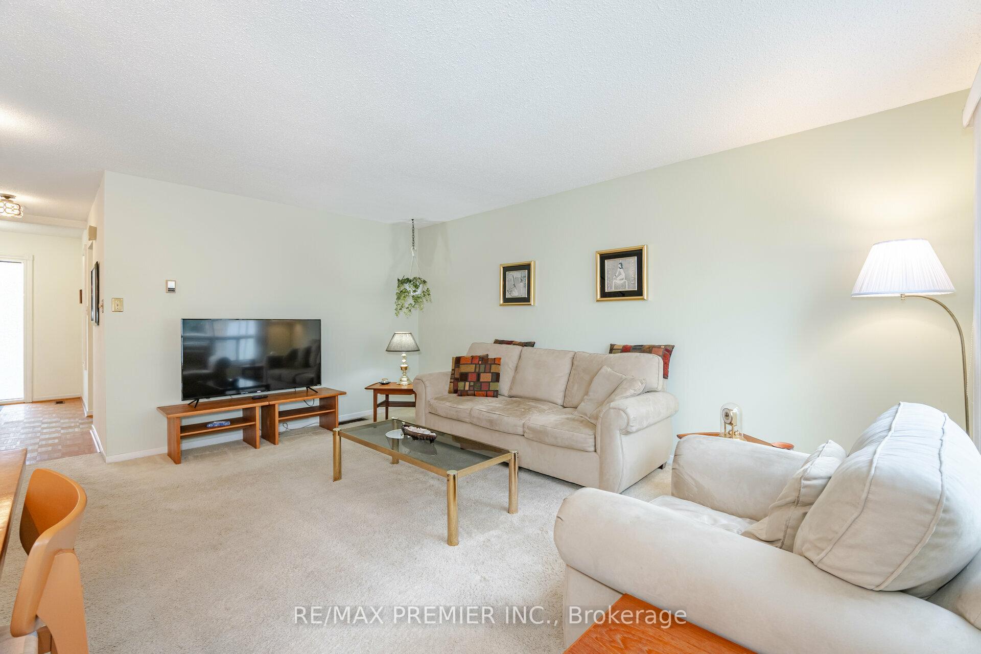 Photo 4 of 10 Andrea Lane, Vaughan, East Woodbridge — HOMEH