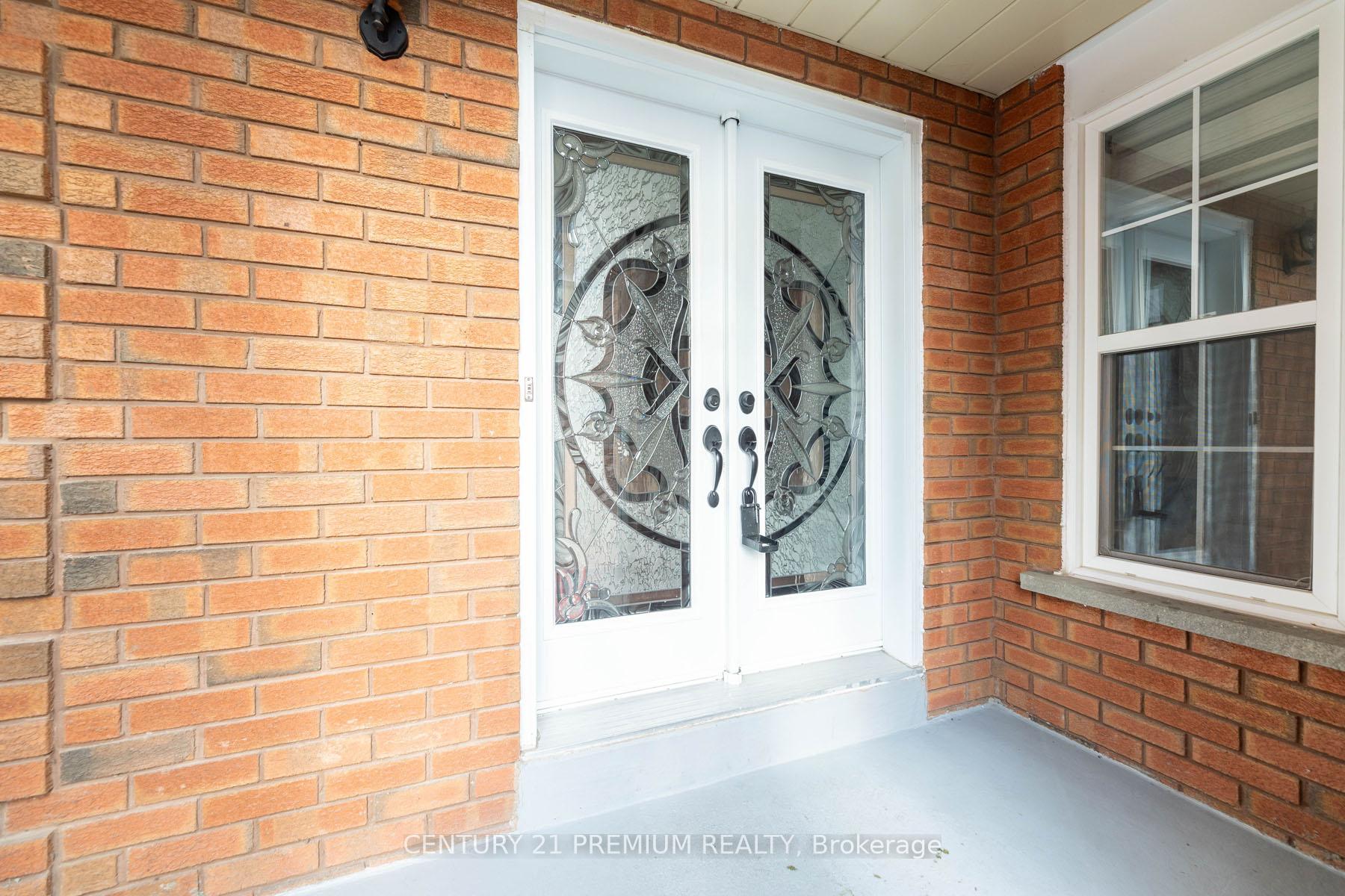 Photo 4 of 46 Kingknoll Drive, Brampton, Fletcher's Creek South — HOMEH